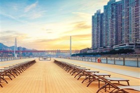 世纪远航号游轮顶层观景甲板