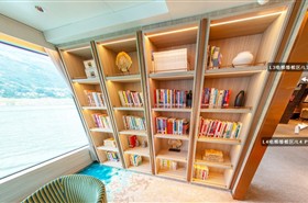 世纪绿洲号游轮江上图书馆