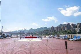 美维凯珍号游轮顶层甲板