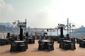 世纪江山如诗游轮峡影亭顶层甲板