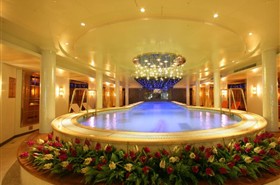 世纪传奇号游轮恒温泳池