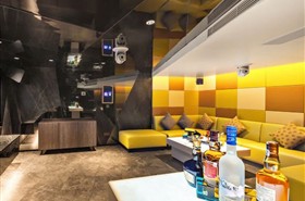 世纪绿洲号游轮KTV