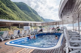 长江壹号游轮游泳池