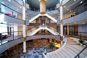 长江壹号游轮游船中庭