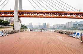 美维凯娜号游轮顶层甲板