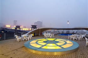 长江壹号游轮阳光甲板泳池