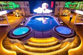 长江叁号游轮露天泳池