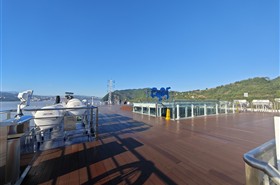美维凯悦号游轮顶层甲板