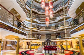 黄金6号游轮服务区大厅