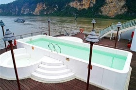 黄金5号游轮冲浪游泳池