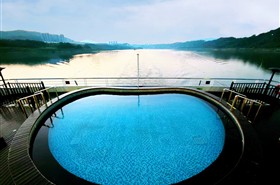 长江奇迹号游轮浮光泳馆
