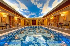 黄金8号游轮室内恒温游泳池