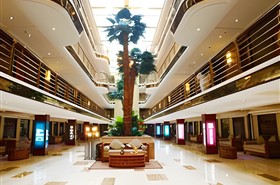 黄金5号游轮步行街