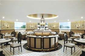 长江探索号游轮落日火锅餐屋