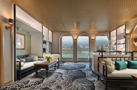 长江探索号游轮丝绒酒廊