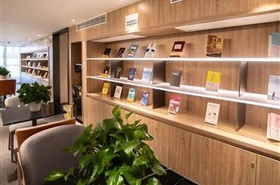 星际雅典娜号游轮阅览室