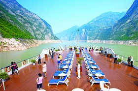 星际领航号游轮甲板