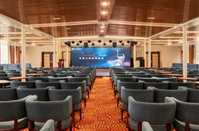 华夏二号游轮多功能厅