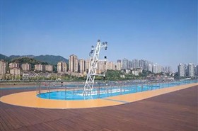 华夏三号游轮顶层甲板