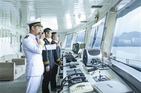 华夏五号游轮驾驶室