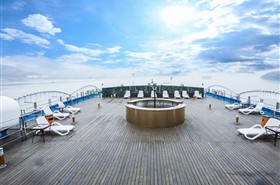 华夏五号游轮阳光甲板