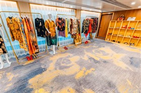 华夏三号游轮服装店