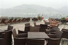 高峡平湖5号游轮顶层甲板