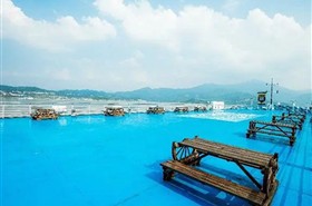 新高湖游轮顶层甲板